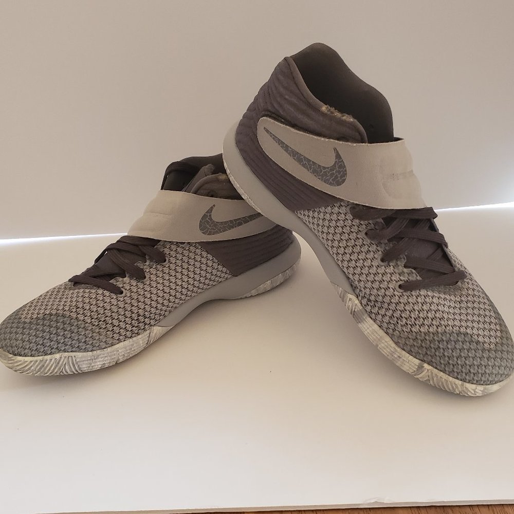 Nike Kyrie Irving Gray Basketball Tennis Athletic Shoes 826673-004 Size 7Y